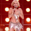 Trapas v přímém přenosu: Miley Cyrus při silvestrovském vystoupení spadl top