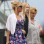 Tři generace blondýnek: Pamela Anderson na procházce s maminkou a půvabnou neteří