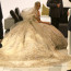 Šaty stříbrem vyšívané, ale princezna to není... Jennifer Lopez ve svatebním bere dech
