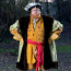 Novodobý Jindřich VIII.: Tento muž touží vypadat jako slavný panovník. Daří se mu to? A kolik mu to vynáší?