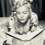 Madonna (59) čte před spaním knihu jako vyžilý sexsymbol: Povadlá prsa jí málem dolehla až ke stránkám