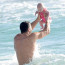 Když hlídá táta: Boxer Kličko vzal malinkou dcerku do oceánu
