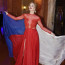 Nikol Moravcová ráda provokuje: Místo vlečky vlála z jejích plesových šatů státní vlajka