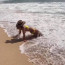 Komička na pláži napodobovala sexy pózu Britney Spears. Vlna jí spláchla plavky