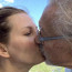Blahodárný polibek: Karel Gott se po oznámení nemoci ozval fanouškům a sdílel fotku s manželkou