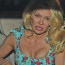Pamela Anderson vyvenčila své pověstné silikony v květovaných šatičkách za 115 tisíc korun