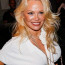 Může těsně před padesátkou vypadat jako lolitka? Nestárnoucí Pamela Anderson to v sexy kraťáskách dokázala!