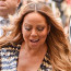 Chybička se vloudila: Načančaná Mariah Carey v těsných minišatech zaškobrtla na jehlách