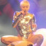 Miley Cyrus přišla o poslední zbytky soudnosti: Na pódiu dováděla s obřím nafukovacím pánským přirozením