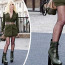 Donatella Versace ukázala v šedesáti své tenké nožky v mini