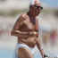 Tento děda obléká celebrity: Slavný návrhář (80) se na pláži vystavil v bílých slipových plavkách