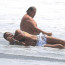 Buffon ukázal vypracované tělo v plavkách: Na pláži mu místo sexy partnerky dělal společnost obézní kamarád