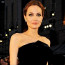 Angelině Jolie trčí kosti i na červeném koberci: Vedle o 20 let mladší kolegyně se ztrácí
