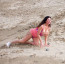 Padesátnice z Big Brothera se válela v dunách a ukázala svou prsní nálož