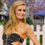 Paris Hilton na přehlídce strčila do kapsy o polovinu mladší modelky