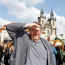 Komisař Big Ben v Praze! Má 250 kilo a hůlku, ale přesto hýří dobrou náladou