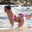 Samozvaná britská Kim Kardashian na pláži dováděla jako šťastný mořský měkkýš: Macatá mamina (48) vyvalila své špeky