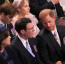 Princ Harry si na korunovaci postěžoval příbuznému a viděly to kamery
