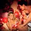 Valentýnská vášeň u Mariah Carey: Zpěvačka se nechala v podprsence hladit svým polonahým zajíčkem