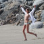Andělský pohled: Exmilenka Miley Cyrus se proháněla po pláži nahoře bez