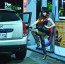 Poprask na benzínce: V tomhle příšerném ohozu by odepsaná herečka raději neměla vylézat z auta