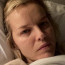 Eva Herzigová má koronavirus. Vysílená ukázala fotku z postele. Pociťuje šílené chvění, únavu a další příznaky