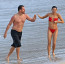 Herec proměnlivých tělesných parametrů vyrazil s manželkou na pláž, ta je na rozdíl od něj stále ve skvělé formě