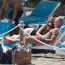 Známý italský milionář (56) si lebedí na pláži: Hýčká si ho mladá brunetka s parádním zadečkem