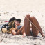 Takhle v plavkovém katalogu nikdy nepózovala: Heidi Klum si udělala pohodlí na pláži