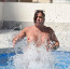 Kypré mamině (48) z reality show spadl při dovádění v bazénu horní díl bikin: Bujná ňadra neměla pod kontrolou