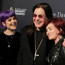 Několik dní po oznámení, že má Parkinsona, vyrazil Ozzy Osbourne do společnosti: Oporou mu byla hůlka i manželka