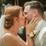 Romantické šaty, první polibek i vyznání na prstenech: Podívejte se na foto ze svatby zpěvačky Debbi