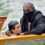 Průhledné oblečení ženy Kanyeho Westa v Itálii prošlo. Dohru má až podezření na orální hrátky na lodi. Doživotní zákaz!