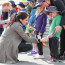Trénink na mateřství: Takhle dojemně vévodkyně Meghan na Novém Zélandu utěšovala plačícího chlapce