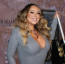 Vnadná Mariah Carey zabodovala nejen 25 let starou koledou, ale i hlubokým výstřihem. A má pořádný důvod k oslavě!