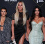 Souboj dekoltů přímo na červeném koberci: Slavné sestry Kardashianovy předvedly své přednosti v sexy modelech