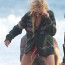 Sharon Stone (58) mrzla v plavkách na pláži při natáčení. Pár kil navíc by jí neuškodilo