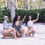 Z toho přechází zrak: Kim Kardashian fotila bikiny na pláži a přizvala si na pomoc kamarádky
