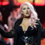 Chtěla splynout s ruským nevkusem? Christina Aguilera ukázala rozpláclá ňadra a cukrovou vatu na hlavě