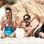 Penélope Cruz relaxovala na pláži se slavným manželem: V plavkách vystavila na odiv své přednosti