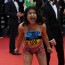 Nahá žena vběhla mezi celebrity na koberec v Cannes. Protestovala proti znásilňování