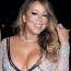 Zapomeňte na nelichotivé fotky Mariah Carey v plavkách: Se zúženým pasem a mega dekoltem je opět za sexbombu