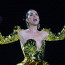 Katy Perry před králem Karlem III. vsadila na hlas i ňadra: Vypadá jak karamelka, smáli se diváci jejím šatům
