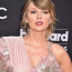 Taylor Swift ovládla udílení hudebních cen: V proklatě vysokém rozparku vystavila sexy stehýnko