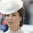 Vévodkyně Kate na dostizích zastínila i královnu: V krajkových šatech za 135 tisíc ukázala nožky