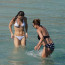 Pippa Middleton (36) vyrazila s maminkou (64) k moři: Budete zírat na jejich skvělé figury v bikinách