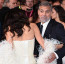 Manželku George Clooneyho na premiéře potrápily šaty: Ze zajetí látky jí museli pomoct