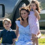 Další srovnání s Dianou: Takhle vévodkyně Kate v šatech z konfekce spontánně skotačila s dětmi