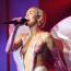 Miley Cyrus je zpátky ve své divoké formě: Na koncertě jí ňadra halili jen motýlci