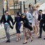 Hosty na svatbě princezny Eugenie trápí vítr. Ženám zvedá šaty, muže nutí běhat za klobouky
